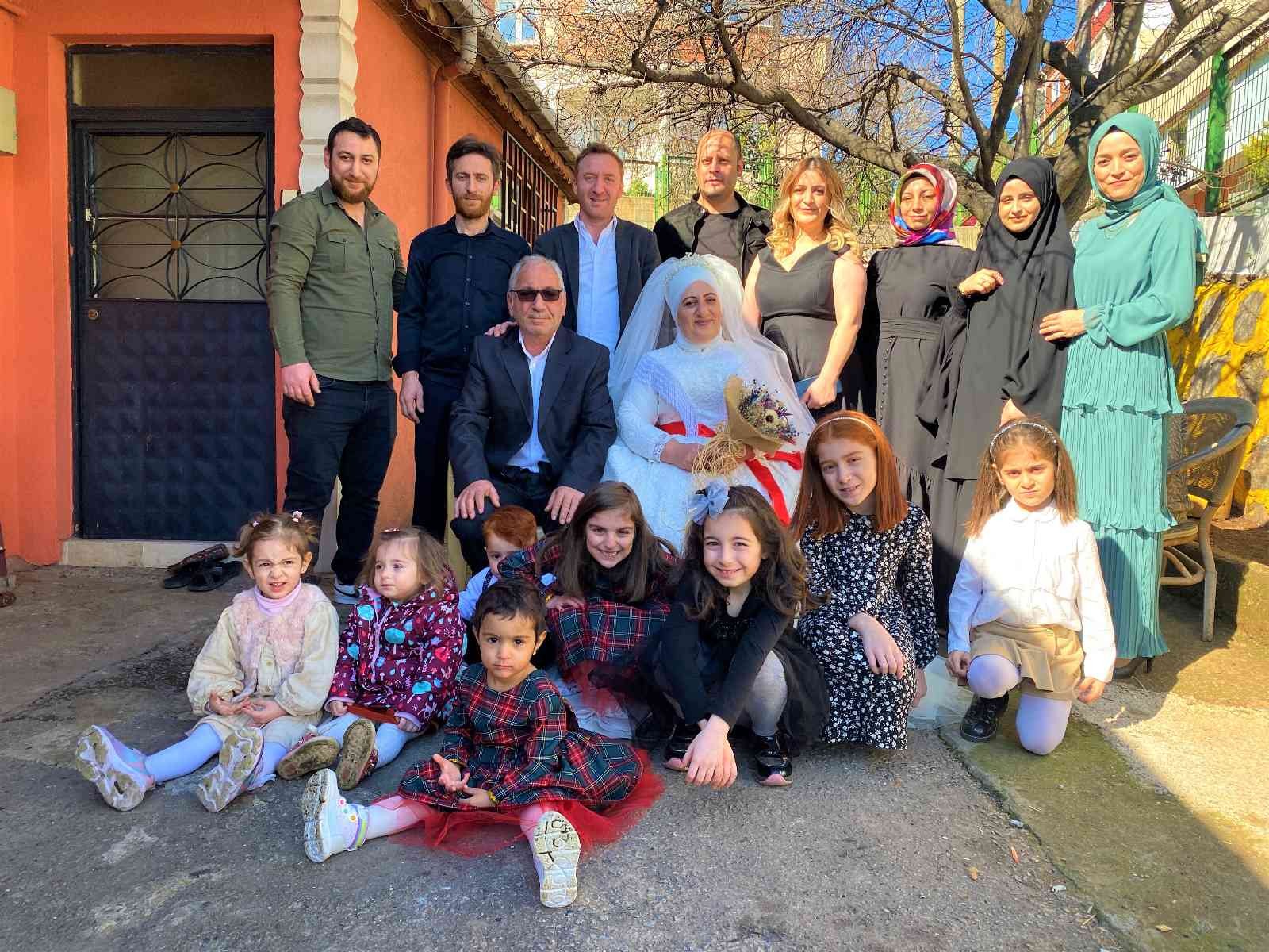 Kocaeli’nin Gebze ilçesinde yaşayan 8 torun ve 4 çocuk sahibi 38 yıllık evli çift, yeniden gelinlik ve damatlık giyerek ilk günkü heyecanlarını ...