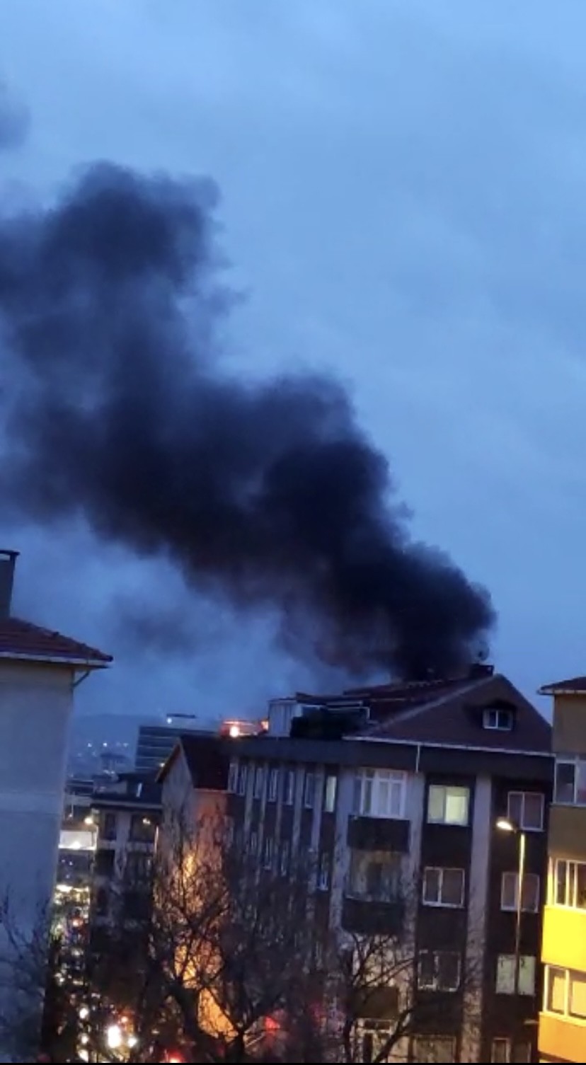 İstanbul Üsküdar’da, 5 katlı binanın çatısında çıkan yangın paniğe yol açtı. Kısa sürede yan binaya da sıçrayan yangın, diğer ilçelerden gelen ...