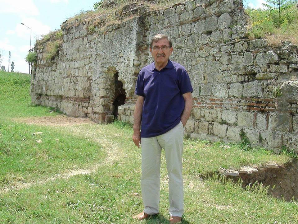 İYİ Parti Edirne Milletvekili Orhan Çakırlar geçtiğimiz günlerde bir soru önergesi vererek benim bir gazeteci olarak yıllardır gündeme taşıyarak çözüm bulunmasını arzuladığım Gazi Mihal Bey hamamının mezbelelik halini, Meclis gündemine taşıdı. Milletvekili Çakırlar, Kültür ve Turizm Bakanı Mehmet Nuri Ersoy’a verdiği soru önergesinde Gazi Mihal Bey Hamamında restorasyon çalışmalarının ne zaman başlayacağını sordu. Milletvekili Çakırlar, Bakan Ersoy’a şu soruları yöneltti; “ 1-Gazi Mihal Bey Hamamı proje çalışmaları ne aşamadadır? 2-Gazi Mihal Bey Hamamı restorasyon çalışmaları ne zaman başlayacaktır? 3-Gazi Mihal Bey Hamamı restorasyon çalışmaları başlamayacak ise alanın   koruma altına alınmasını düşünüyor musunuz?” Defalarca gündeme taşıdığım,ETV de gerçekleştirdiğim programlara en yetkili kişileri davet ederek konuyu gündemde tutmaya çalıştığım bu tarihi eserin bir Milletvekili tarafından Milletin Meclisinde gündeme gelmesi beni son derece memnun etti.  Avrupa'ya açılan Kapıkule Sınır Kapısı yolunda bulunan tarihi hamam, yıllarca madde bağımlıları ile definecilerin mekanı haline geldi. Edirne'nin tek Televizyonu olmanın sorumluluğunu her zaman üzerinde taşıyan bir Program ssorumlu olarak tüm Vakıflar Bölge Müdürlerimiz,Valilerimiz ve İlimizi ziyaret eden tüm Kültür ve Turizm Bakanlarımız ile bu konuda söyleşiler yaparak gündeme taşıyan biri olarak maalesef arzu edilen ve olması gereken sonucun elde edilmesinde etkili olamadığım için üzgünüm. Görev yapan tüm Genel Müdürler uzun yıllar uyuşturucu kullananlar ile definecilerin yuvası haline gelen ve emniyet ekiplerinin sıklıkla kontrol ettiği yapının bir an önce ayağa kaldırılması için çalışmaların devam ettiğini dile getirdiler ama maalesef bu tariihi yapının kaderini değiştirmek mümkün olmadı ne yazık ki. Zaten Hamamın Vakıflar Genel Müdürlüğü bünyesine alınması da Vali Dursun Ali Şahin Valimiz zamanında gerçekleşti. Kendisi ile gerçekleştirdiğim bir Yerel Gündem Programında Vakıflar Genel Müdürlüğü Bütçesi ile bu işin yapının daha kolay ve çabuk olacağını söyleyerek restorasyon çalışmaları için hemen işlemlere başlayacaklarını söylemişti. Bölge Müdürü Güneren de bir açıklama yaparak "Hamamla ilgili restorasyon faaliyetine başlamak için ilk adımımızı attık. Bu kapsamda hamamın rölöve, restorasyon ve restitüsyon projeleri mevcut değildi, bu projelerin temini ile ilgili süreç başlattık. Tüm bunları da dikkate alarak bir projelendirme süreci içindeyiz. Hali hazırda rölöve ve restitüsyon projeleri, koruma kurulu tarafından onaylandı, restorasyon projemizde de ufak tefek tadilatlar kaldı" demişti. Rahmetli Fahri Yücel Valimiz zamanında başlayan haber ısrarımız son Valimiz Dursun Ali Şahine kadar devam etmişti. Edirne’ye gelen her Bakan’ın alışkanlık haline getirdiği ve programlarına dahil ettiği  ETV ziyaretlerindeki TV programlarında Kültür Bakanlarımızın tümüne Gazimihal Hamamı ve Saatli Medresenin olumsuz durumunu anlatarak onarımları konusunda Edirneliler adına sözlerde almıştım. Yine burası ile ilgili bir haber yapmıştım ve akabinde Vali Mustafa Büyük bir açıklama yaparak burasının İl Özel İdaresi bütçesinden yapılacağını söylemişti.Sevinmiş ve umutlanmıştık. Ama maalesef bu güne kadar somut en ufak bir adım bile atılmamıştı. Hatta uyuklamaları ile meşhur Kültür Bakanı Atilla Koç’a Belediye Başkanı Hamdi Sedefçi de Taş odalarda bu konuyu aktardığında; siz Belediye olarak etraf düzenlemelerini yapın bizde Bakanlık olarak Hamamın onarımını yapalım demişti. Belediye düzenlemeleri yaptı, elektrikler getirdi ve Havuz dahi yaptı ama Bakanlıktan tık bile çıkmamıştı. Ben her yazımın sonundaki duygularım ve temennilerim gibi ayni cümleleri yazmak isterim;"Bir kere kapısından içeri girin.Girin ki; göreceğiniz manzara tarihe nasıl değer verdiğimizin, tarihi eseri nasıl koruduğumuzun muhasebesini yapmanıza vesile olacak ve hicap duyarak dışarıya fırlayacaksınız. Şahsen ben her haber yapmak için girdiğim o tarihi eser olan hamamdan utanarak, sıkılarak ve kendi kendime lanet okuyarak çıktım dışarıya. Dilerim Çakırların bu hatırlatması sonrasında Edirne ye Avrupa’dan giriş yapılan yolun hemen yanı başında bulunan bu tarihi Hamamın onarımı ile ilgili çalışmalar yeniden başlar."   ...
