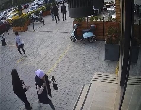 17 yaşındaki genç kız böyle vuruldu Bursa’da cinnet geçiren polis memuru, boşandığı öğretmen eşini silahla vurup öldürmüştü. Eşinin yanındaki müteahhiti de ağır yaralayan polis ...