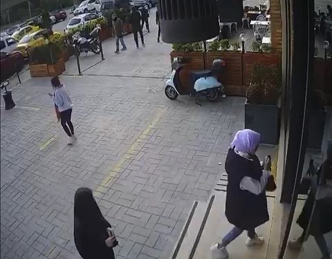 17 yaşındaki genç kız böyle vuruldu Bursa’da cinnet geçiren polis memuru, boşandığı öğretmen eşini silahla vurup öldürmüştü. Eşinin yanındaki müteahhiti de ağır yaralayan polis ...