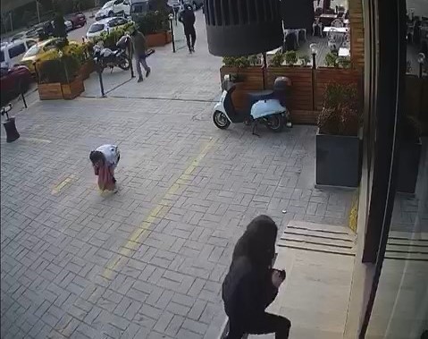 17 yaşındaki genç kız böyle vuruldu Bursa’da cinnet geçiren polis memuru, boşandığı öğretmen eşini silahla vurup öldürmüştü. Eşinin yanındaki müteahhiti de ağır yaralayan polis ...