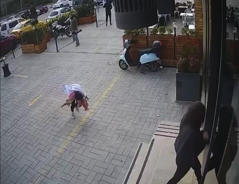 17 yaşındaki genç kız böyle vuruldu Bursa’da cinnet geçiren polis memuru, boşandığı öğretmen eşini silahla vurup öldürmüştü. Eşinin yanındaki müteahhiti de ağır yaralayan polis ...