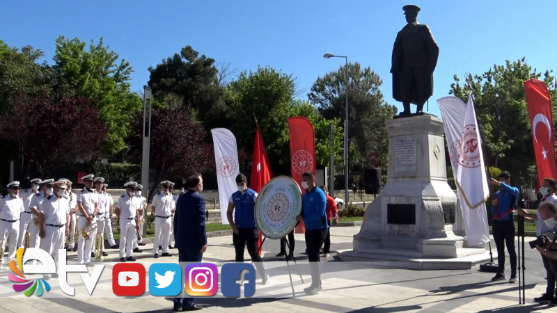 19 MAYIS ÇELENK SUNMA TÖRENİYLE KUTLANDI