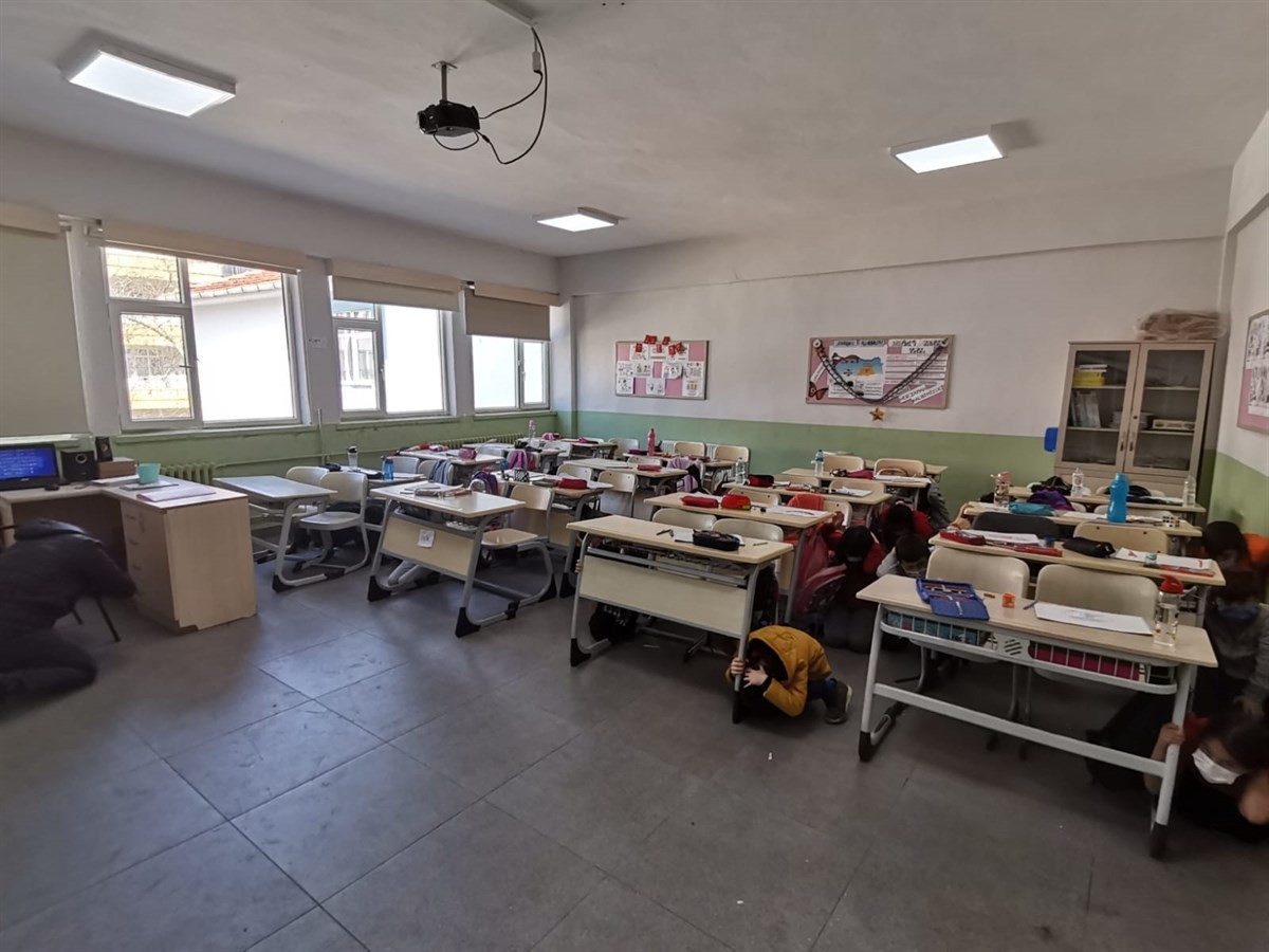 4.1 ile sallanan Şarköy’de deprem tatbikatı Geçtiğimiz gün 4.1 şiddetiyle sallan Tekirdağ’ın Şarköy ilçesindeki okullarda deprem tatbikatı yapılarak afete eğitimi gerçekleştirildi. 2022 ...