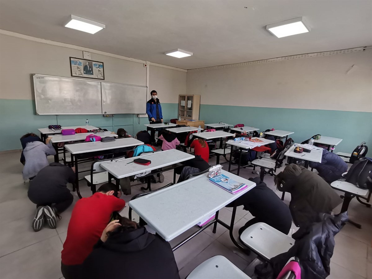 4.1 ile sallanan Şarköy’de deprem tatbikatı Geçtiğimiz gün 4.1 şiddetiyle sallan Tekirdağ’ın Şarköy ilçesindeki okullarda deprem tatbikatı yapılarak afete eğitimi gerçekleştirildi. 2022 ...