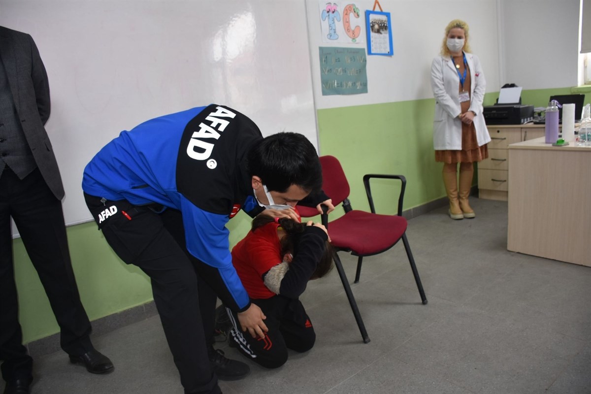 4.1 ile sallanan Şarköy’de deprem tatbikatı Geçtiğimiz gün 4.1 şiddetiyle sallan Tekirdağ’ın Şarköy ilçesindeki okullarda deprem tatbikatı yapılarak afete eğitimi gerçekleştirildi. 2022 ...