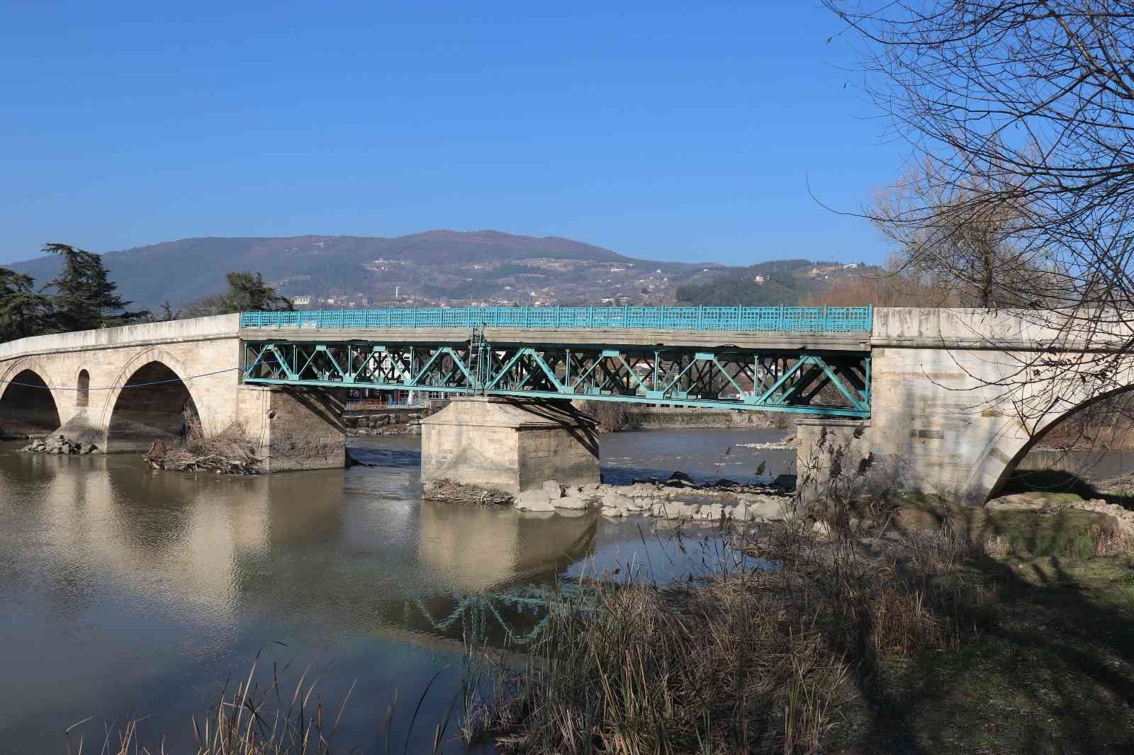 527 yıllık tarihiyle hizmet vermeye devam ediyor Sakarya’nın Geyve İlçesinde 2. Beyazıt tarafından yaptırılan ve 527 yıllık tarihi olan köprü bölge halkına hizmet vermeye devam ediyor. Sakarya ...