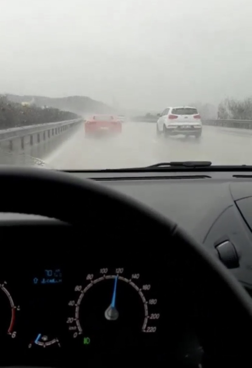 7 milyon TL’lik lüks aracın kazadan önceki ve sonraki halini görenler şaşkınlıklarını gizleyemedi Bursa’da yağmur nedeniyle kayganlaşan yolda kontrolden çıkan lüks otomobil bariyerlere çarptı. 7 milyon liralık lüks otomobilin kazadan önceki ve ...