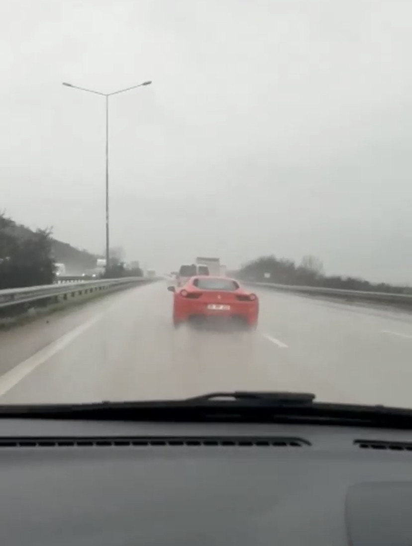 7 milyon TL’lik lüks aracın kazadan önceki ve sonraki halini görenler şaşkınlıklarını gizleyemedi Bursa’da yağmur nedeniyle kayganlaşan yolda kontrolden çıkan lüks otomobil bariyerlere çarptı. 7 milyon liralık lüks otomobilin kazadan önceki ve ...