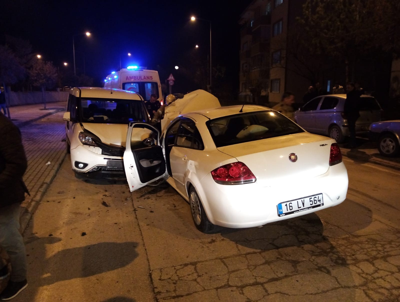 Acil Servis önünde iki araç kafa kafaya çarpıştı: 6 yaralı Bursa’nın İnegöl ilçesinde Devlet Hastanesi Acil Servis önünde 2 aracın kafa kafaya çarpıştığı kazada 6 kişi yaralandı. Kaza, Turgutalp ...