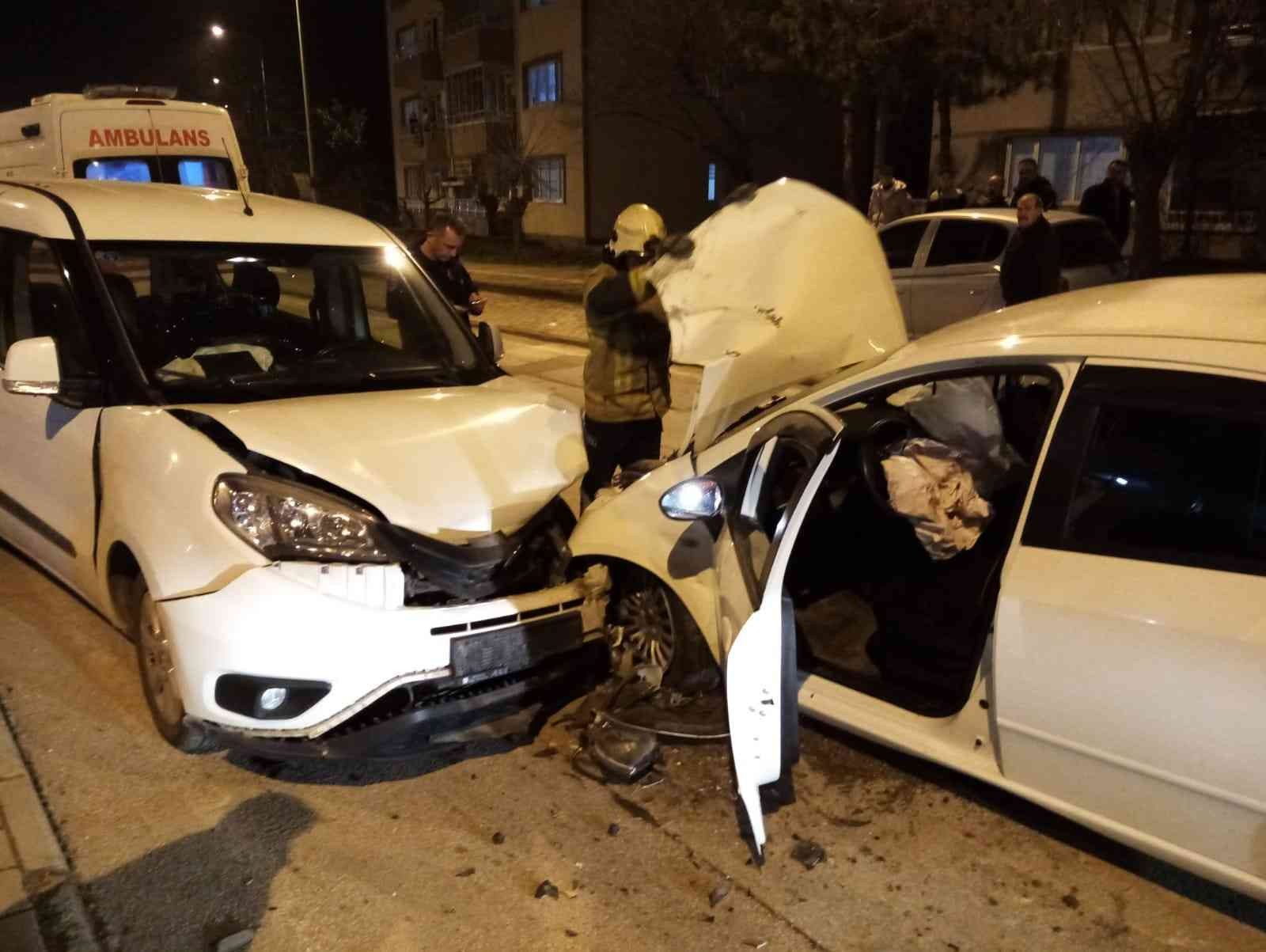 Acil Servis önünde iki araç kafa kafaya çarpıştı: 6 yaralı Bursa’nın İnegöl ilçesinde Devlet Hastanesi Acil Servis önünde 2 aracın kafa kafaya çarpıştığı kazada 6 kişi yaralandı. Kaza, Turgutalp ...