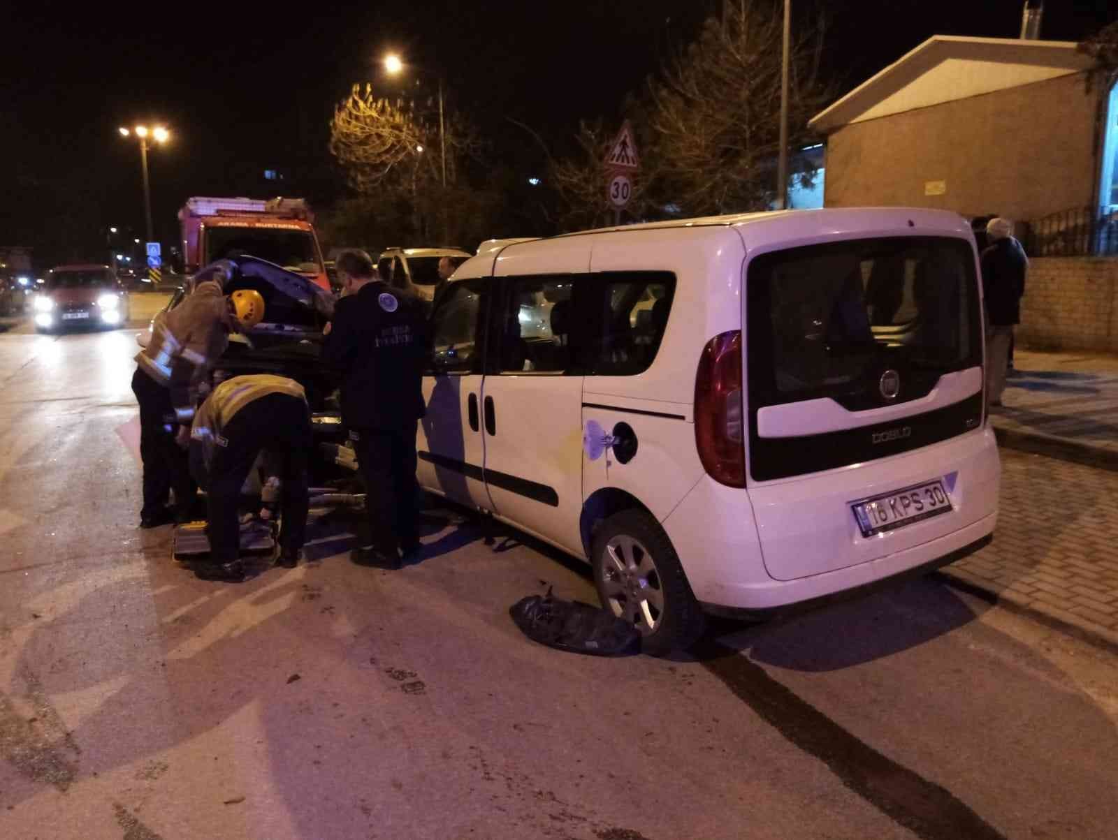 Acil Servis önünde iki araç kafa kafaya çarpıştı: 6 yaralı Bursa’nın İnegöl ilçesinde Devlet Hastanesi Acil Servis önünde 2 aracın kafa kafaya çarpıştığı kazada 6 kişi yaralandı. Kaza, Turgutalp ...