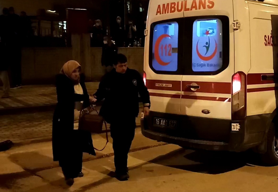 Acil Servis önünde iki araç kafa kafaya çarpıştı: 6 yaralı Bursa’nın İnegöl ilçesinde Devlet Hastanesi Acil Servis önünde 2 aracın kafa kafaya çarpıştığı kazada 6 kişi yaralandı. Kaza, Turgutalp ...