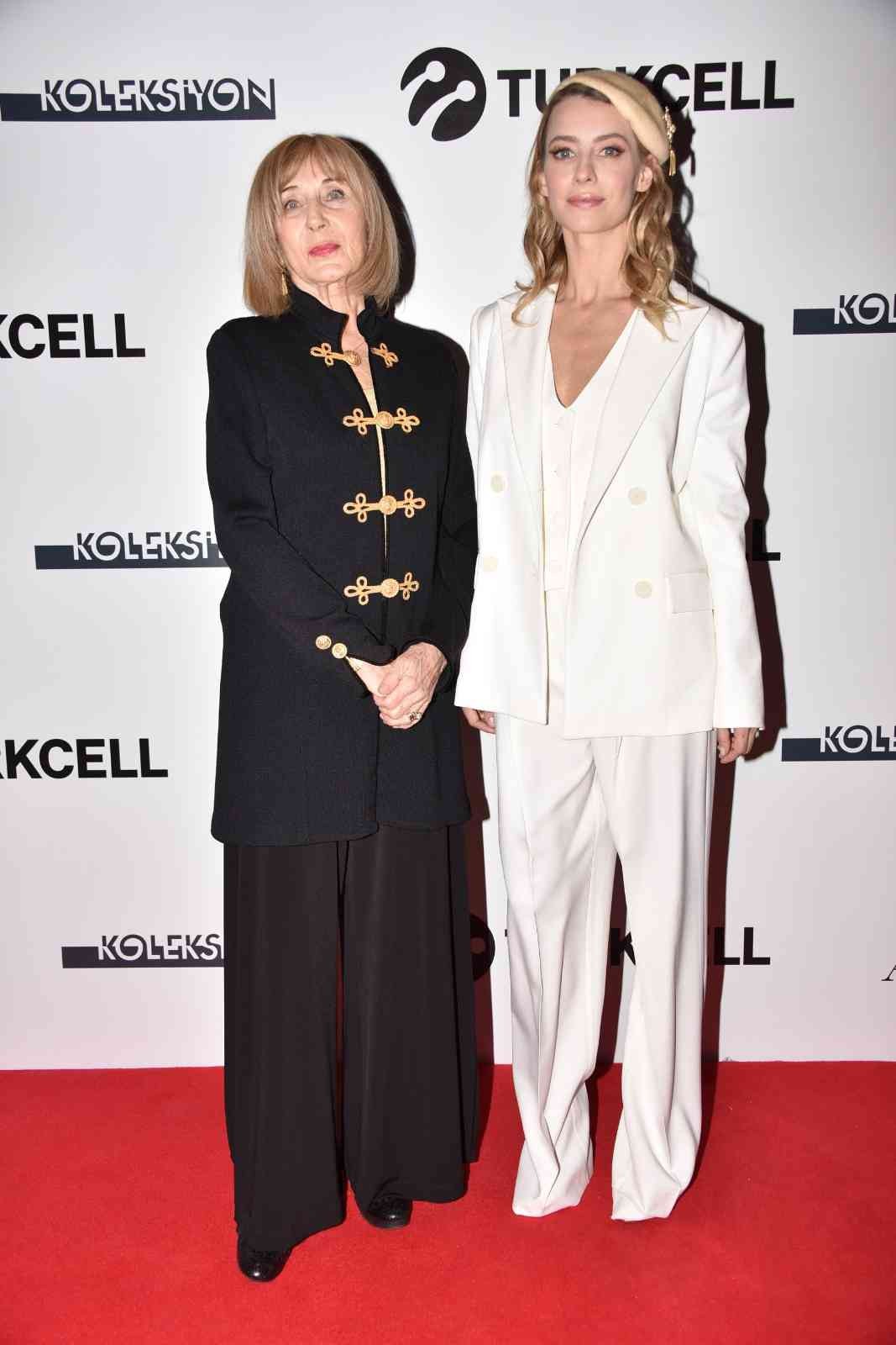 ’Adı Aylin’ tiyatro sahnesinde seyirciyle buluştu Ayşe Kulin’in kült eseri “Adı Aylin” tiyatro sahnesinde seyirciyle buluştu. Aylin Devrimel Radomisli Cates’in prenseslikten Amerikan ordusuna ...