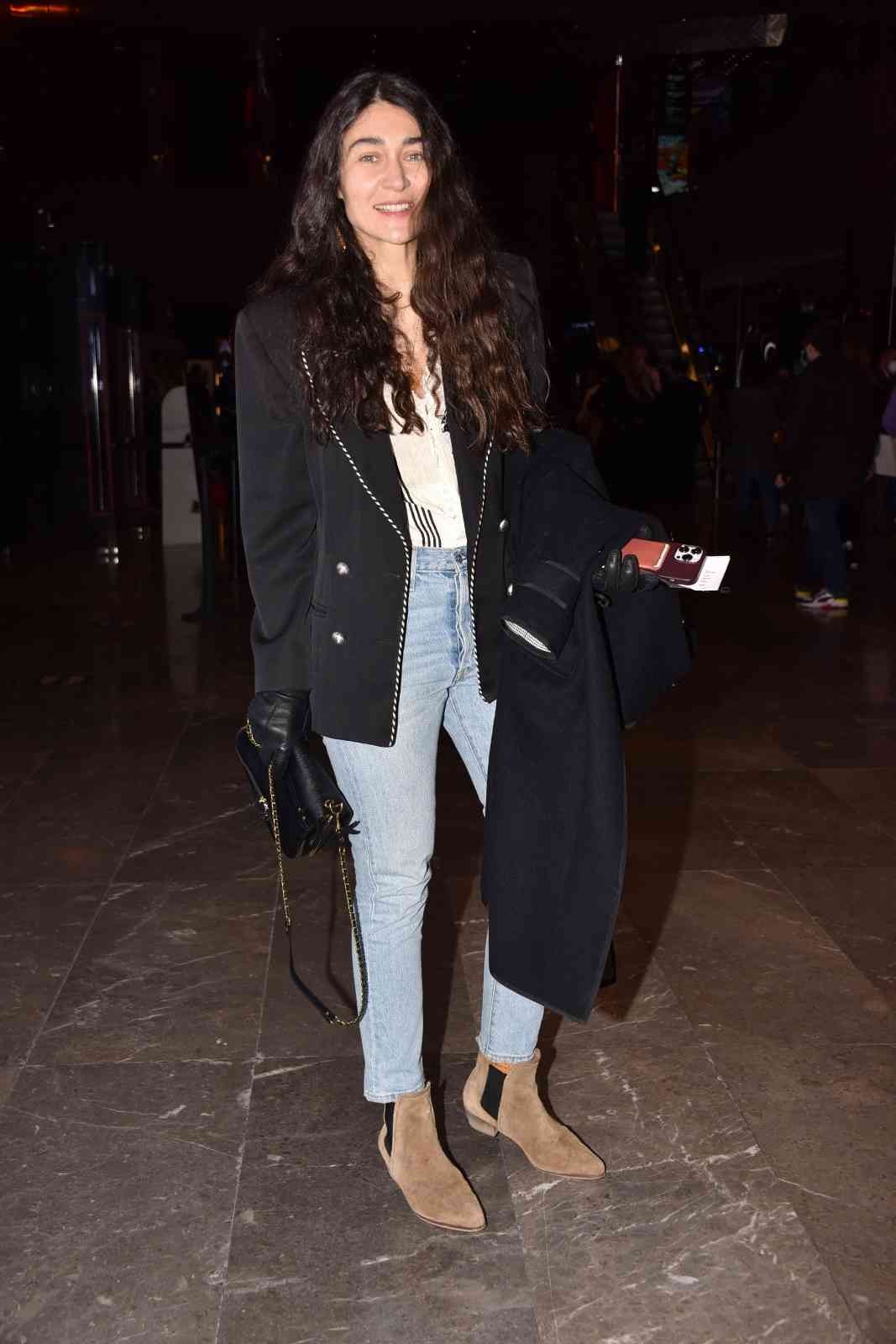 ’Adı Aylin’ tiyatro sahnesinde seyirciyle buluştu Ayşe Kulin’in kült eseri “Adı Aylin” tiyatro sahnesinde seyirciyle buluştu. Aylin Devrimel Radomisli Cates’in prenseslikten Amerikan ordusuna ...