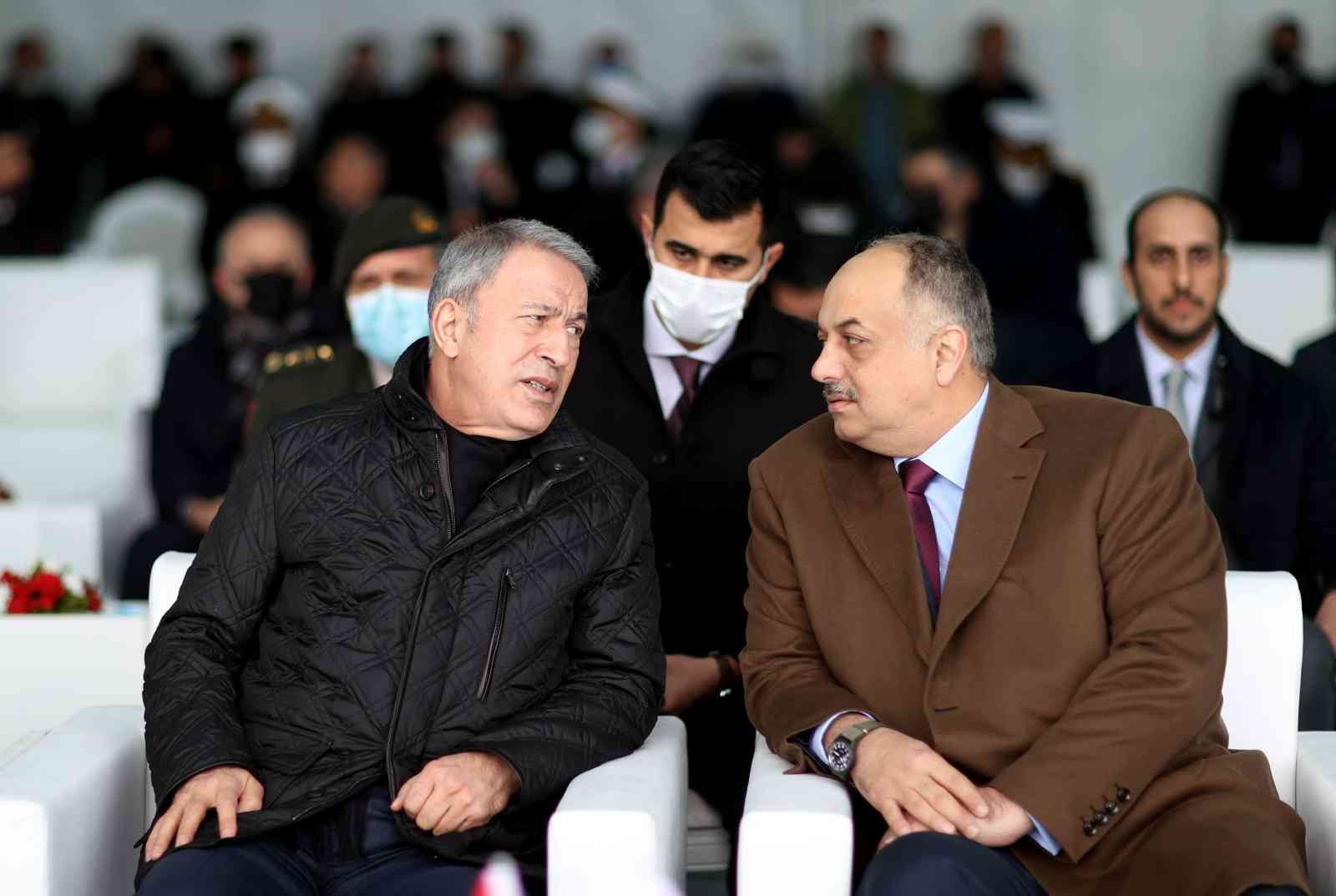 AL SHAMAL gemisi Katar Donanmasına teslim edildi Anadolu Tersanesi tarafından inşa edilen silahlı eğitim gemisi AL SHAMAL, Milli Savunma Bakanı Hulusi Akar ve Katar Savunma Bakanı Halid bin ...