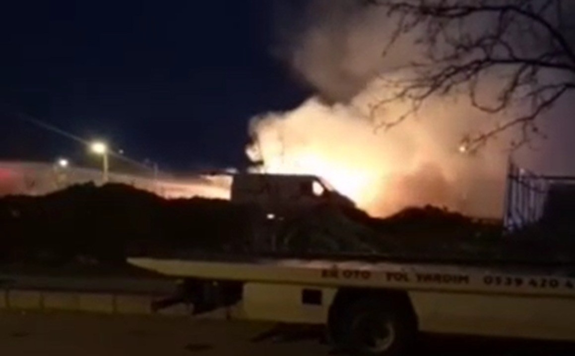 Alev topuna dönen araçtan geriye bu görüntü kaldı Edirne’de hurda araçların bulunduğu alanda çıkan yangında alev topuna dönen araçtan geriye demir yığını kaldı. Alevler diğer araçlara sıçramadan ...