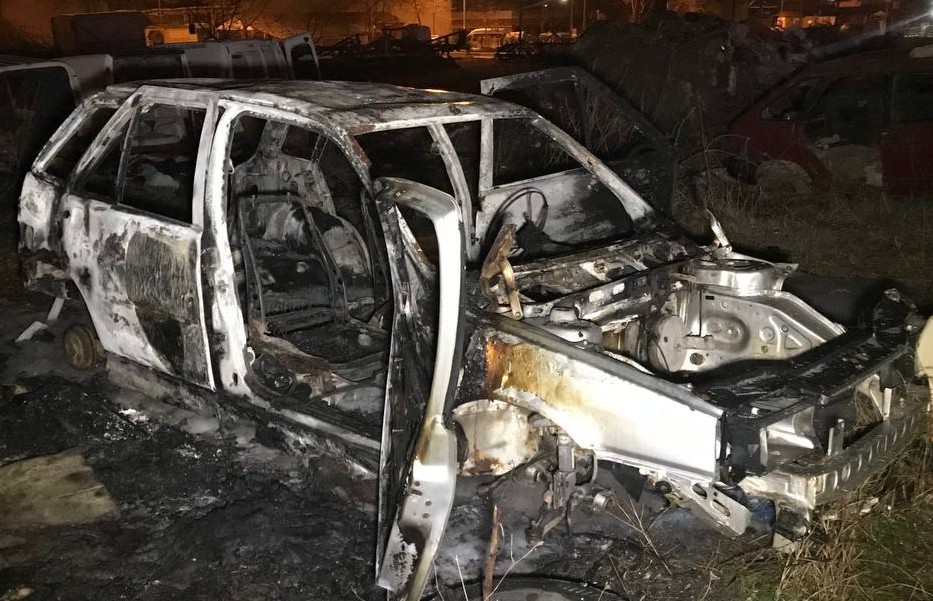 Alev topuna dönen araçtan geriye bu görüntü kaldı Edirne’de hurda araçların bulunduğu alanda çıkan yangında alev topuna dönen araçtan geriye demir yığını kaldı. Alevler diğer araçlara sıçramadan ...