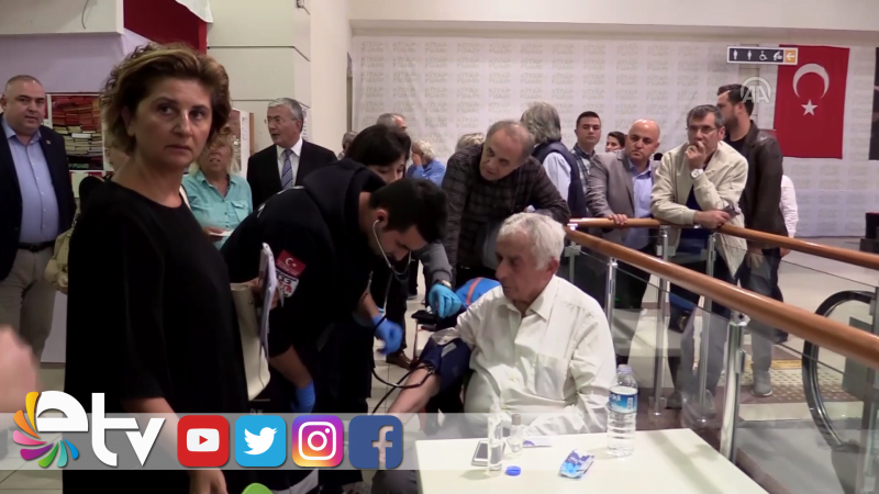 ALİ TOPUZ KİTAP FUARINDA RAHATSIZLANDI