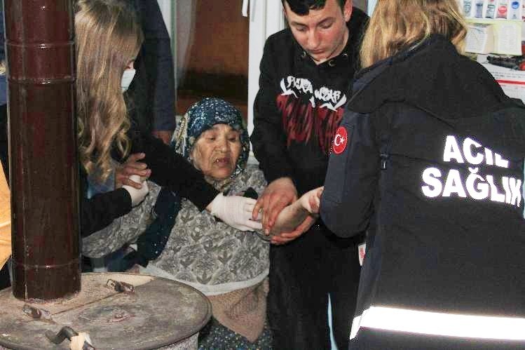 Alzaymır hastası kadın için zamanla yarıştılar Edirne’de öğle saatlerinde evinden ayrılan 82 yaşındaki alzaymır hastası kadın, 5 saat sonra jandarma ve köy halkı tarafından göletin yanında ...