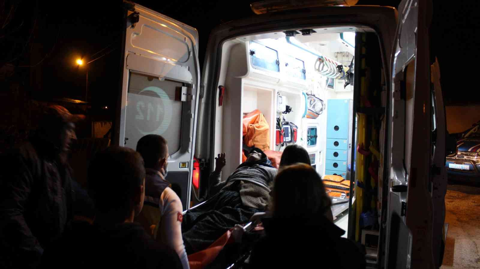 Alzaymır hastası kadın için zamanla yarıştılar Edirne’de öğle saatlerinde evinden ayrılan 82 yaşındaki alzaymır hastası kadın, 5 saat sonra jandarma ve köy halkı tarafından göletin yanında ...