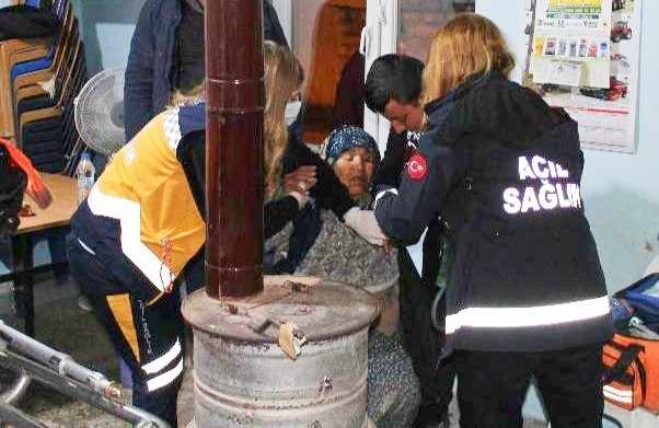 Alzaymır hastası kadın için zamanla yarıştılar Edirne’de öğle saatlerinde evinden ayrılan 82 yaşındaki alzaymır hastası kadın, 5 saat sonra jandarma ve köy halkı tarafından göletin yanında ...