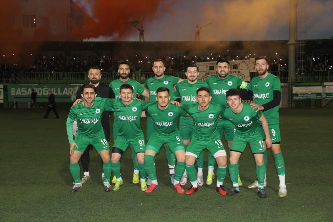 Amatör takımın şampiyonluk kutlaması Süper Lig’i aratmadı 1. Küme ekibi Beylikbağıspor, ligin bitimine 3 hafta kala şampiyonluğu garantileyerek adını Amatör Süper Lig’e yazdırdı. Taraftarların ...