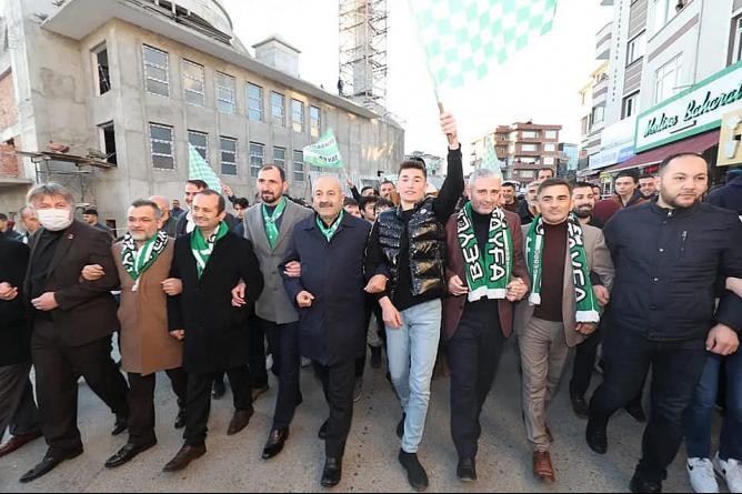 Amatör takımın şampiyonluk kutlaması Süper Lig’i aratmadı 1. Küme ekibi Beylikbağıspor, ligin bitimine 3 hafta kala şampiyonluğu garantileyerek adını Amatör Süper Lig’e yazdırdı. Taraftarların ...