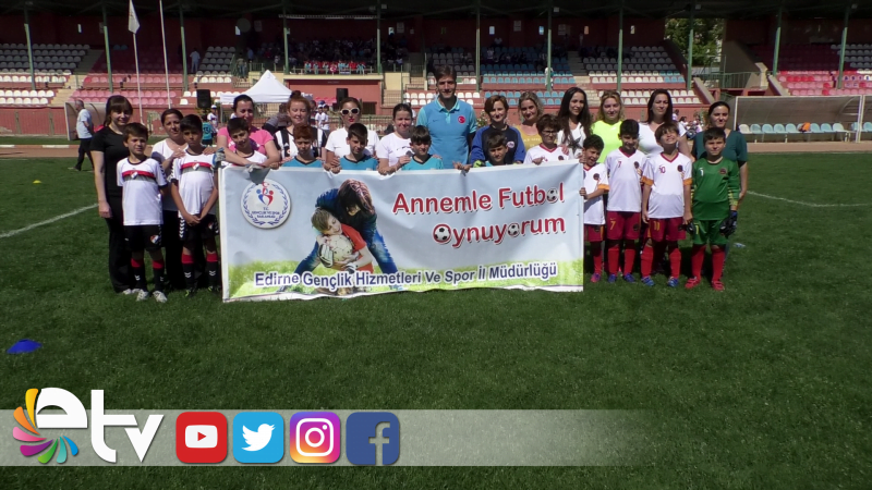 ANNELER ÇOCUKLARIYLA SAHAYA İNDİ