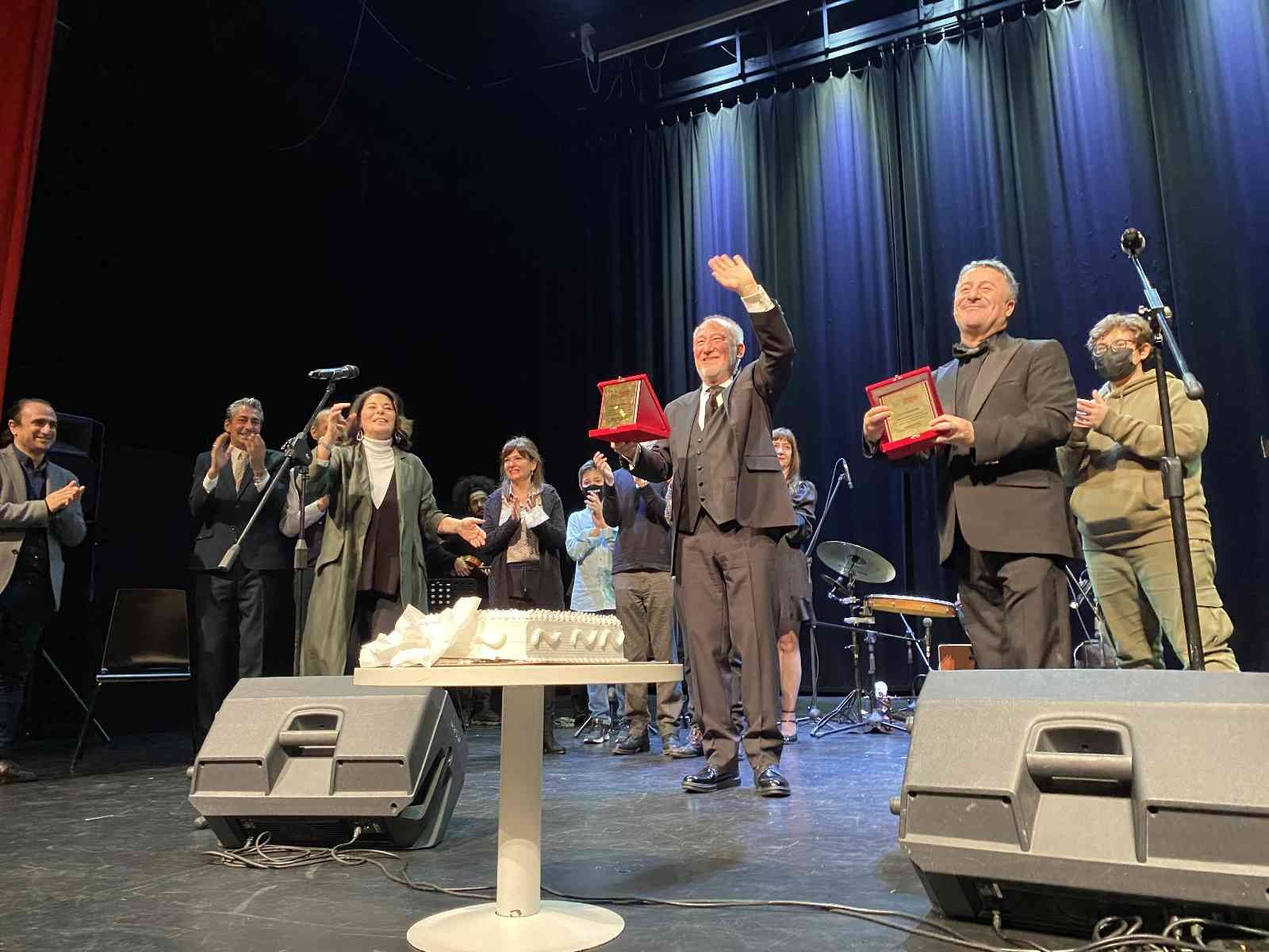 Ataşehir’de ‘Şifa Niyetine’ oyununun 5. yılında Altan Erkekli’ye sürpriz kutlama Ataşehir Belediyesi, Şubat ayı kültür-sanat etkinlikleri kapsamında, usta tiyatro oyuncuları Altan Erkekli ve Veysel Diker’in birlikte ...