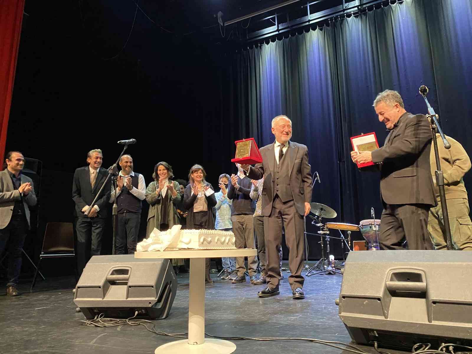 Ataşehir’de ‘Şifa Niyetine’ oyununun 5. yılında Altan Erkekli’ye sürpriz kutlama Ataşehir Belediyesi, Şubat ayı kültür-sanat etkinlikleri kapsamında, usta tiyatro oyuncuları Altan Erkekli ve Veysel Diker’in birlikte ...