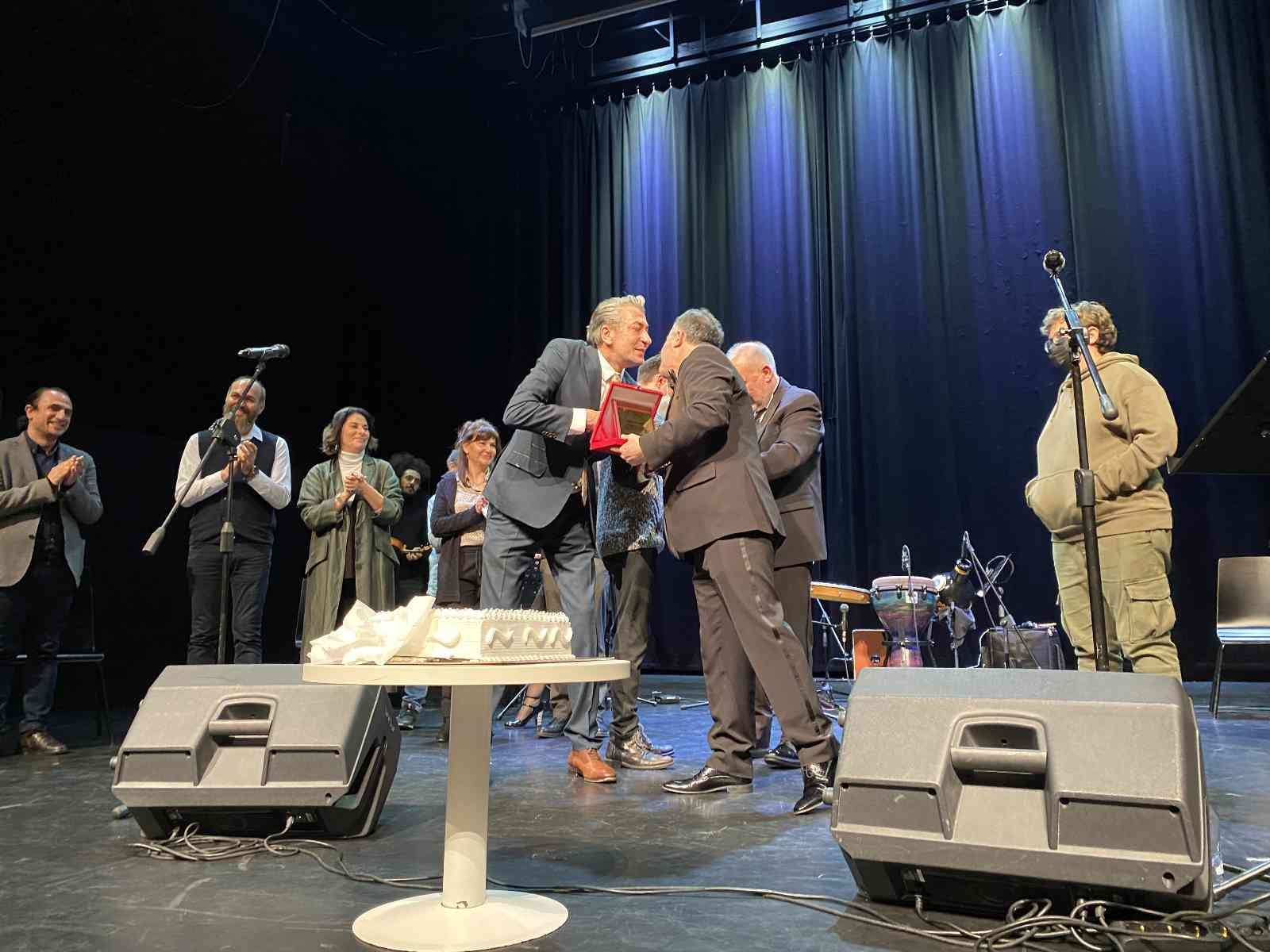 Ataşehir’de ‘Şifa Niyetine’ oyununun 5. yılında Altan Erkekli’ye sürpriz kutlama Ataşehir Belediyesi, Şubat ayı kültür-sanat etkinlikleri kapsamında, usta tiyatro oyuncuları Altan Erkekli ve Veysel Diker’in birlikte ...