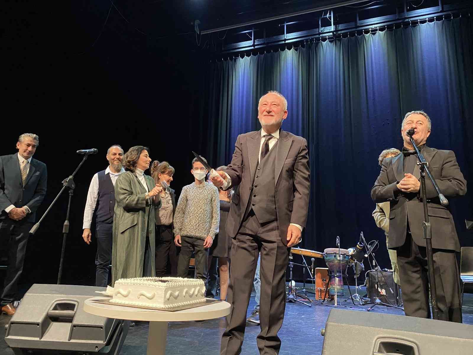 Ataşehir’de ‘Şifa Niyetine’ oyununun 5. yılında Altan Erkekli’ye sürpriz kutlama Ataşehir Belediyesi, Şubat ayı kültür-sanat etkinlikleri kapsamında, usta tiyatro oyuncuları Altan Erkekli ve Veysel Diker’in birlikte ...