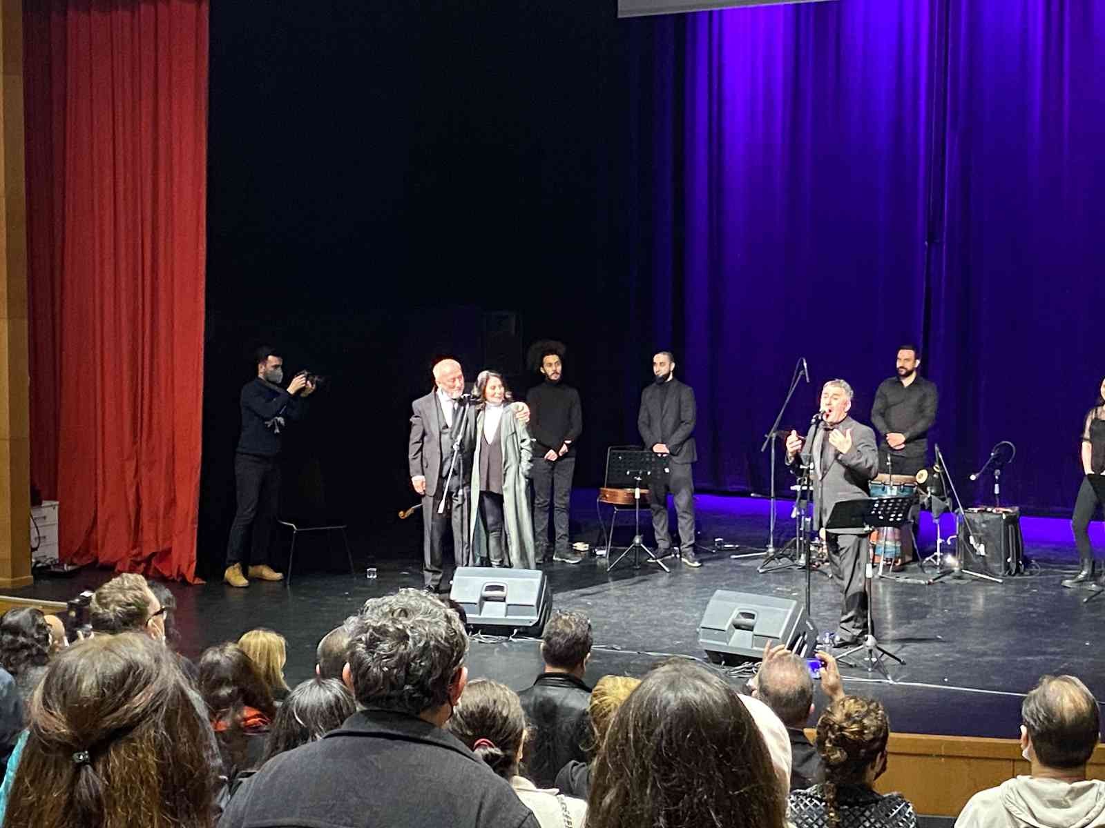 Ataşehir’de ‘Şifa Niyetine’ oyununun 5. yılında Altan Erkekli’ye sürpriz kutlama Ataşehir Belediyesi, Şubat ayı kültür-sanat etkinlikleri kapsamında, usta tiyatro oyuncuları Altan Erkekli ve Veysel Diker’in birlikte ...