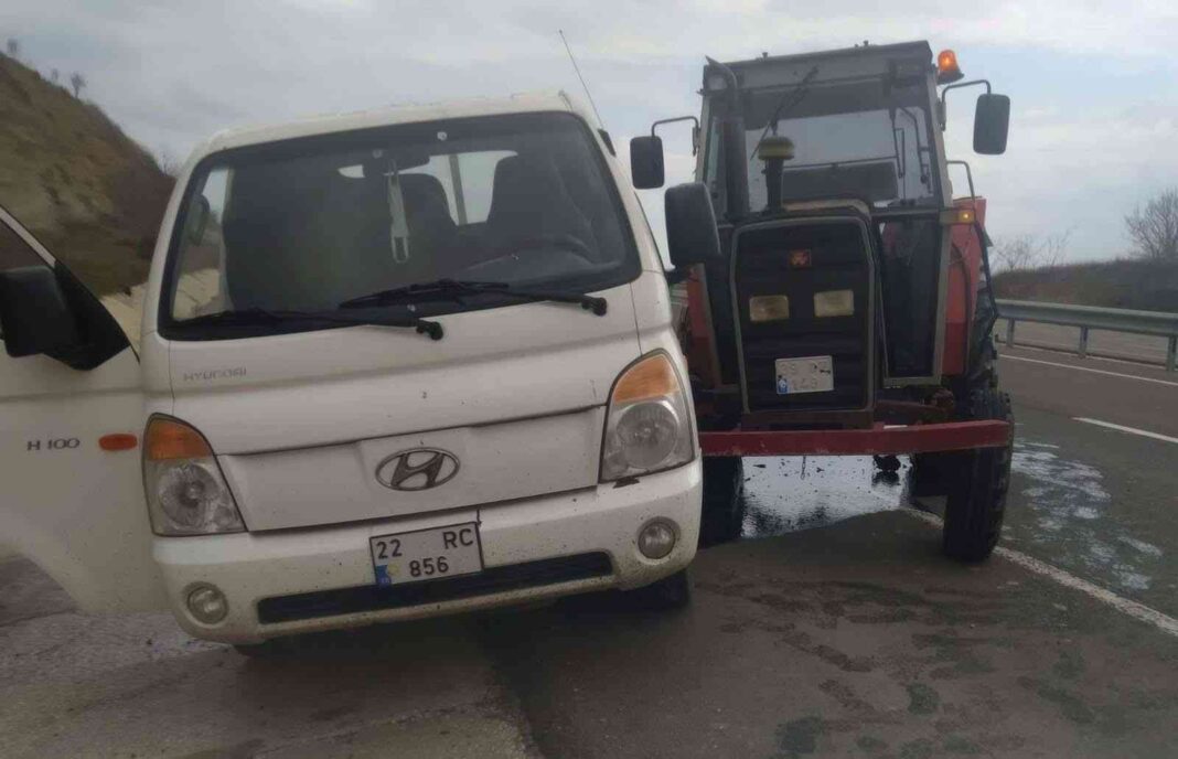 ayni-yone-giden-traktor-ile-ticari-arac-carpisti-1-yarali-XAUQRfwQ.jpg