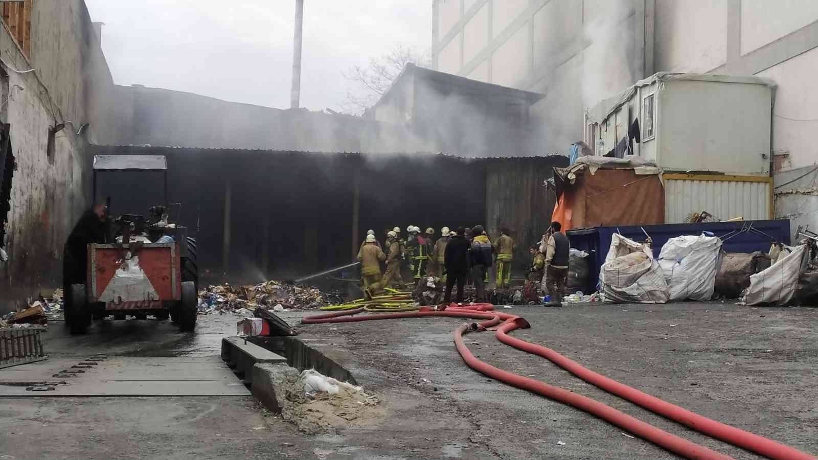 Bağcılar’da iki iş merkezi arasında hurdalık eşyaların bulunduğu depoda çıkan yangın paniğe oldu. Hurdalık alan kullanılamaz hale geldi. Yangın ...