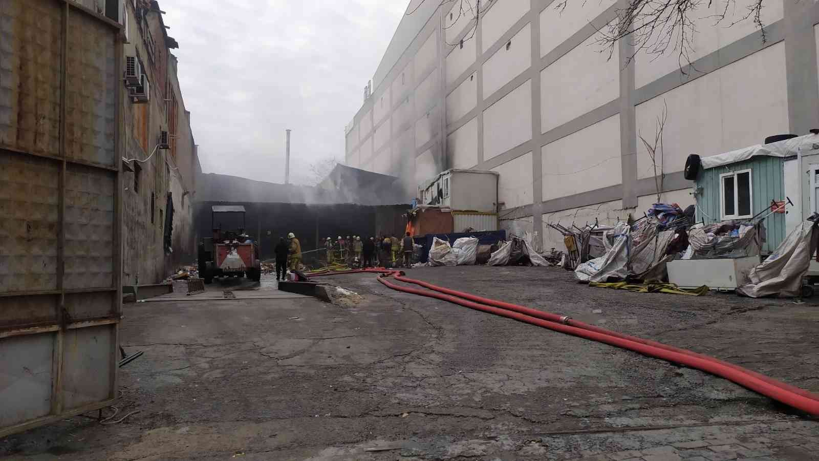 Bağcılar’da korkutan yangın Bağcılar’da iki iş merkezi arasında hurdalık eşyaların bulunduğu depoda çıkan yangın paniğe oldu. Hurdalık alan kullanılamaz hale geldi. Yangın ...