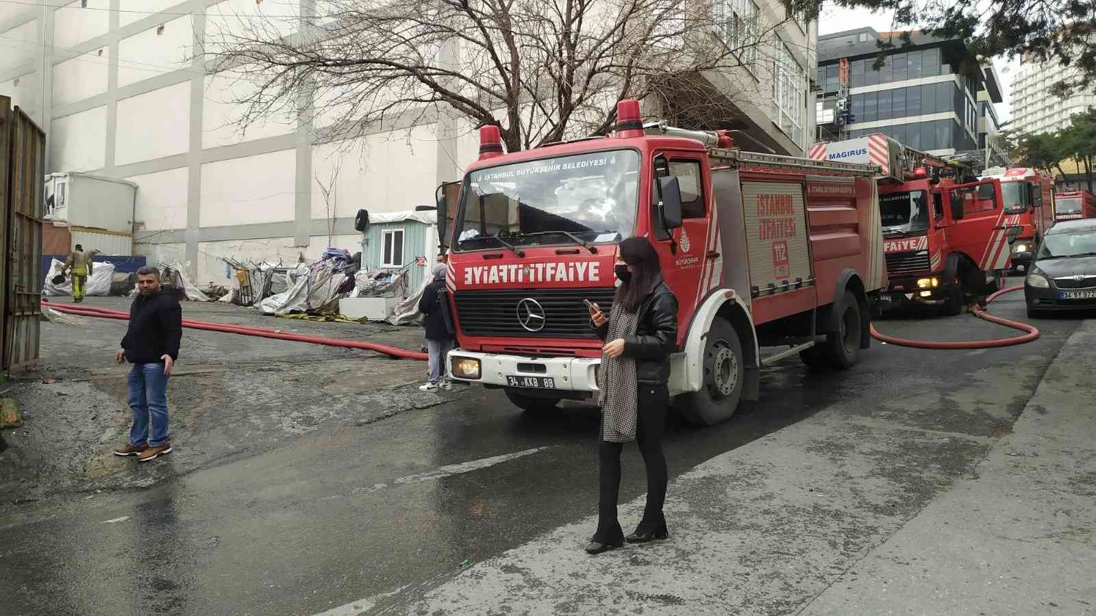 Bağcılar’da korkutan yangın Bağcılar’da iki iş merkezi arasında hurdalık eşyaların bulunduğu depoda çıkan yangın paniğe oldu. Hurdalık alan kullanılamaz hale geldi. Yangın ...