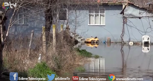 BAHÇELERİ VE AHIRLARI SU BASTI