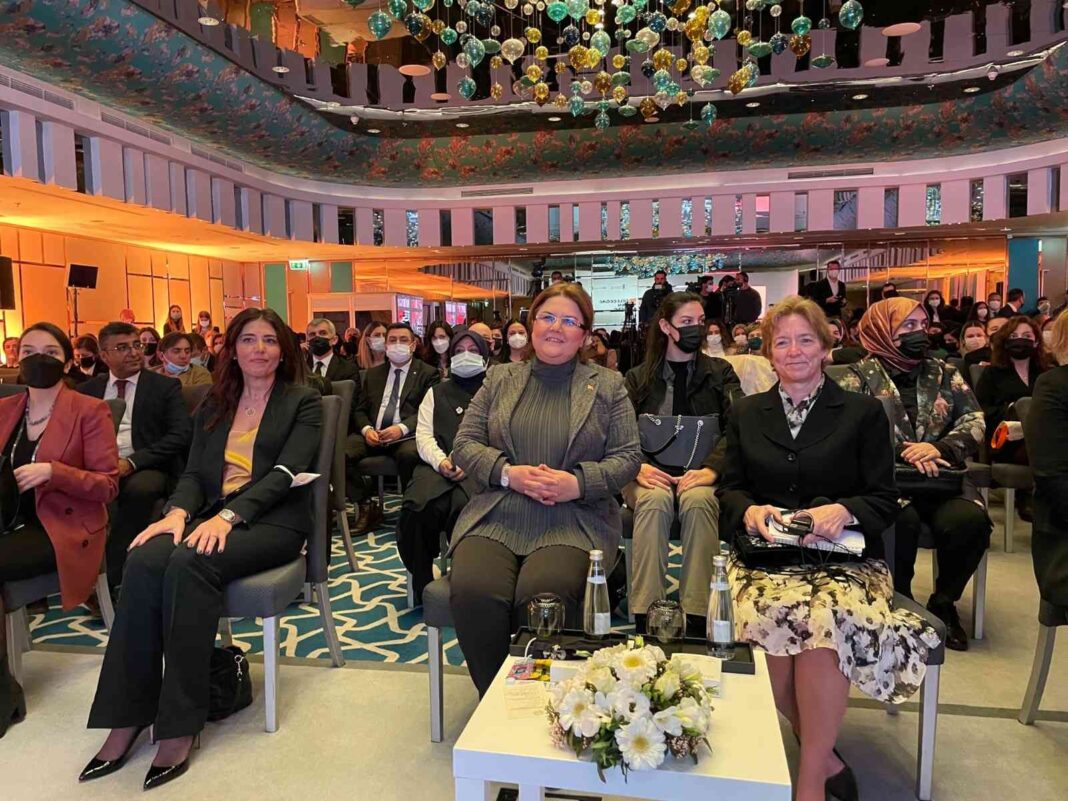 bakan-yanik-gelecegini-kuran-genc-kadinlar-projesinin-tanitim-toplantisina-katildi-Oh6WORKl.jpg