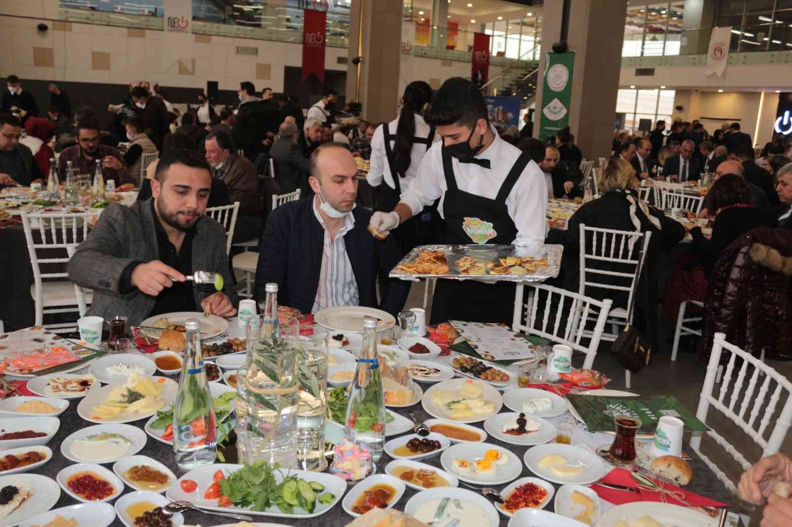 Balıkesir kahvaltısıyla tanınacak Balıkesir Valiliği ve Büyükşehir Belediyesi bünyesinde birçok kurum ve kuruluşun da desteklediği ’Balıkesir Kahvaltısı’ ile Haziran ayında ...