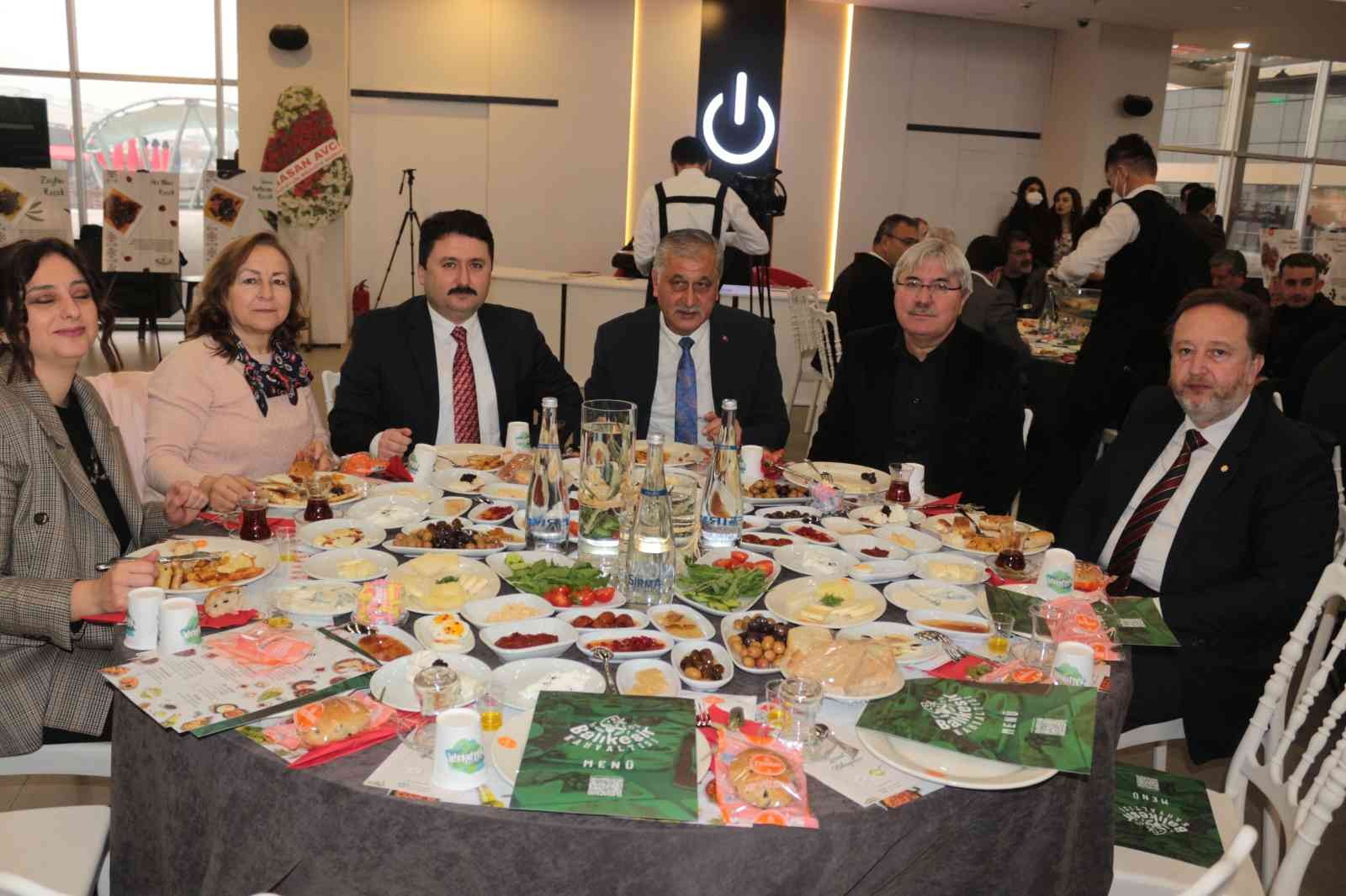 Balıkesir kahvaltısıyla tanınacak Balıkesir Valiliği ve Büyükşehir Belediyesi bünyesinde birçok kurum ve kuruluşun da desteklediği ’Balıkesir Kahvaltısı’ ile Haziran ayında ...