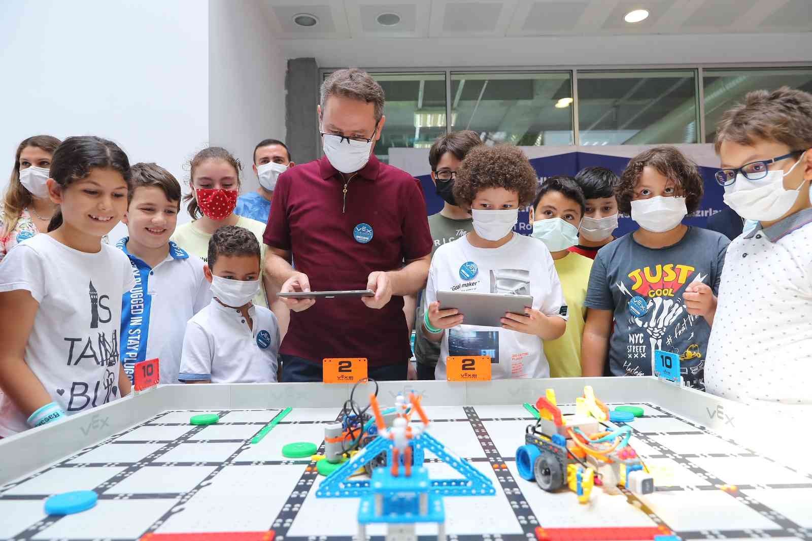 Başakşehir gençlik yatırımlarıyla dikkat çekiyor Başakşehir Belediyesi, spordan teknolojiye, eğitimden kültür sanata kadar hayatın her alanındaki gençlik yatırımlarıyla dikkat çekiyor. Gençlerin ...