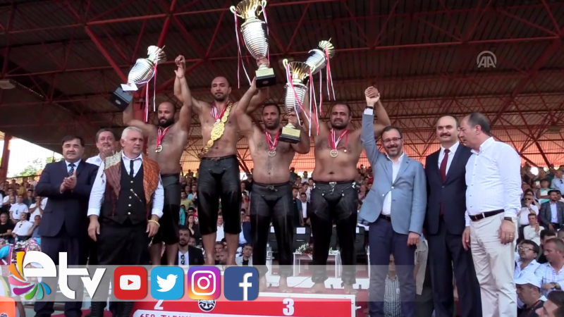 BAŞPEHLİVAN ALİ GÜRBÜZ’ÜN ALTIN KEMERİNİ BAKAN KASAPOĞLU TAKTI