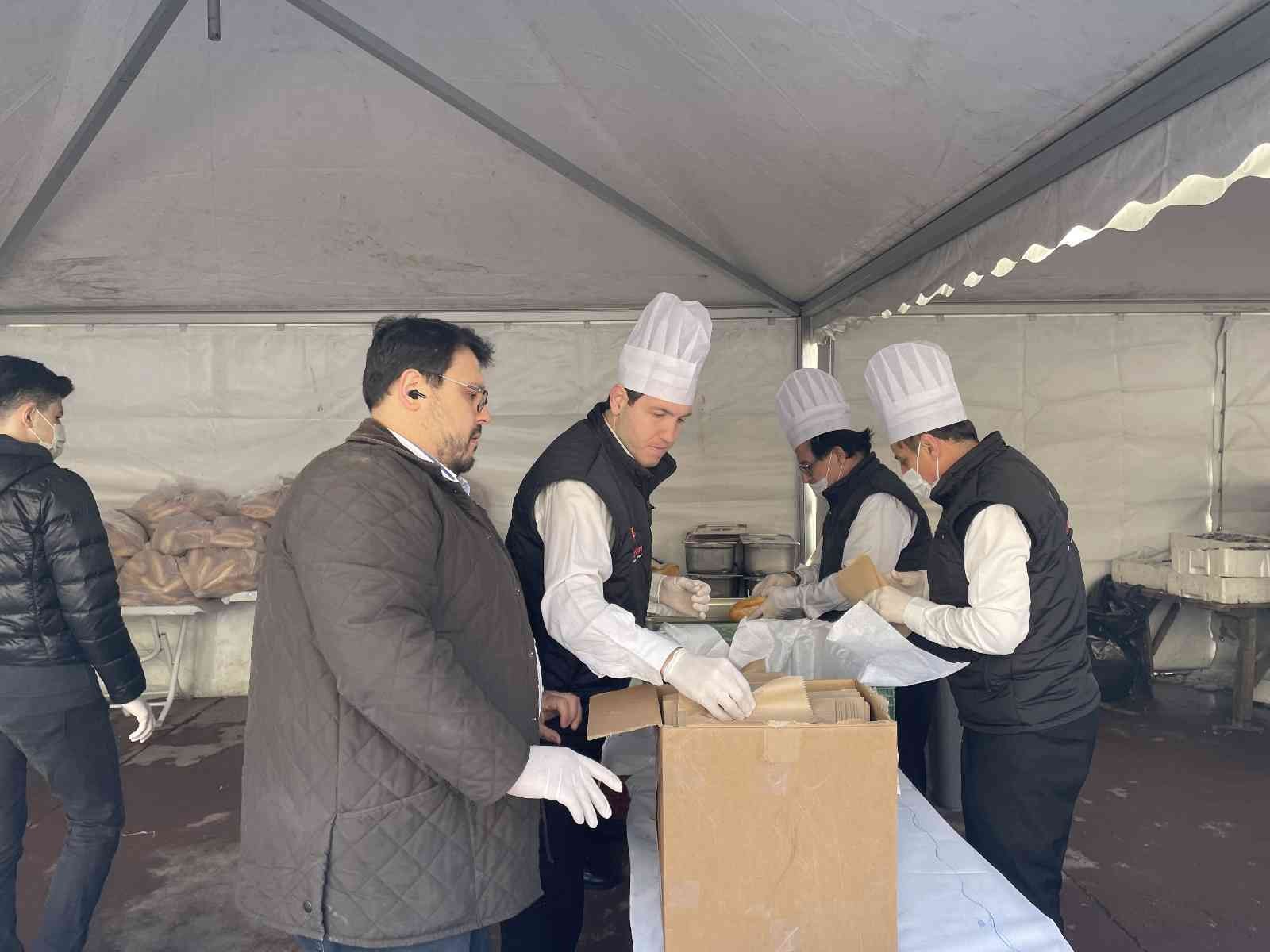 Bayrampaşa’da 4 ton hamsi dağıtıldı Bayrampaşa’da düzenlenen ‘Hamsi ve Kültür Festivali’nde vatandaşa 4 ton hamsi ikram edildi. Karadenizli sanatçıların sahne aldığı festivalde ...