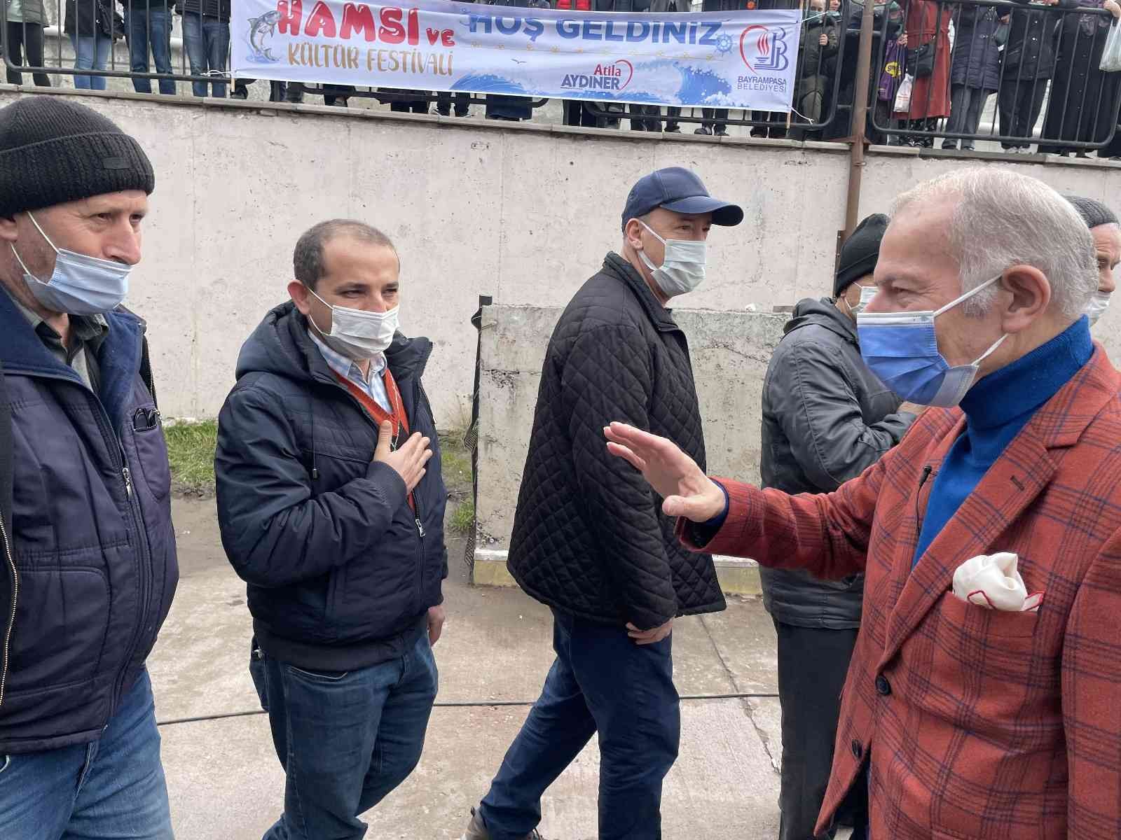 Bayrampaşa’da 4 ton hamsi dağıtıldı Bayrampaşa’da düzenlenen ‘Hamsi ve Kültür Festivali’nde vatandaşa 4 ton hamsi ikram edildi. Karadenizli sanatçıların sahne aldığı festivalde ...