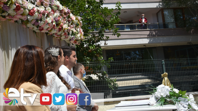 BELEDİYE BAŞKANI BALKONDAN NİKAH KIYDI