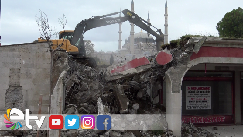 BELEDİYE DÜKKANLARININ YIKIMINA BAŞLANDI