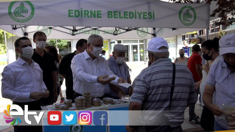 BELEDİYE SARAÇLAR CADDESİ’NDE AŞURE DAĞITTI